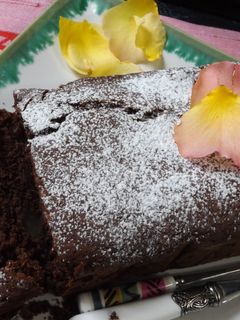 Una foto de Pastel empedrado de chocolate y pera al aroma de rosas