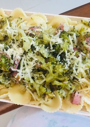 Una foto de FIDEOS 🎀MOÑOS🎀 CON BROCOLI 🥦AJO🧄Y PANCETA AHUMADA🥓