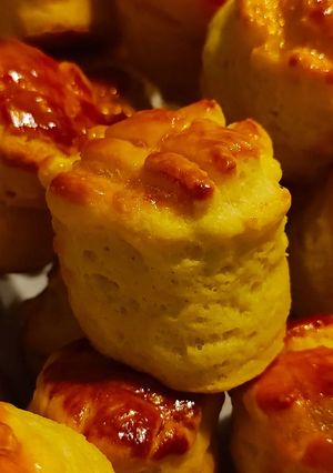 Sajtkrémes, vajas, hajtogatott pogácsa recept fotója