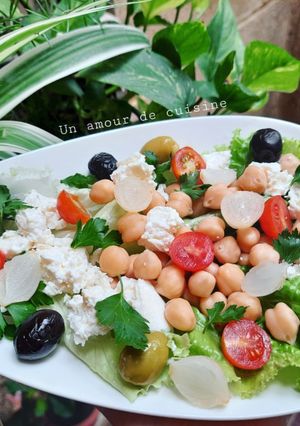 Une photo de Salade laitue tomates cerises fromage olives 🥗