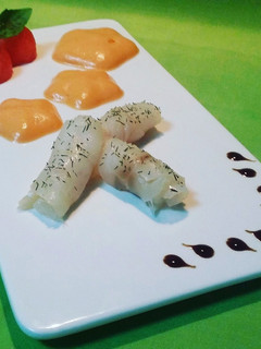 Una foto de Bacalao ahumado con espuma de salmorejo y cerezas de sandía