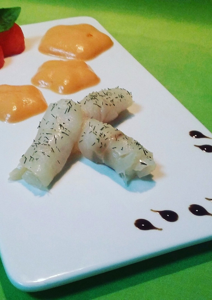 Una foto de Bacalao ahumado con espuma de salmorejo y cerezas de sandía