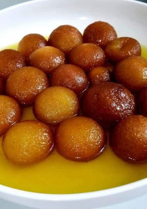 A picture of Gulab jamun.