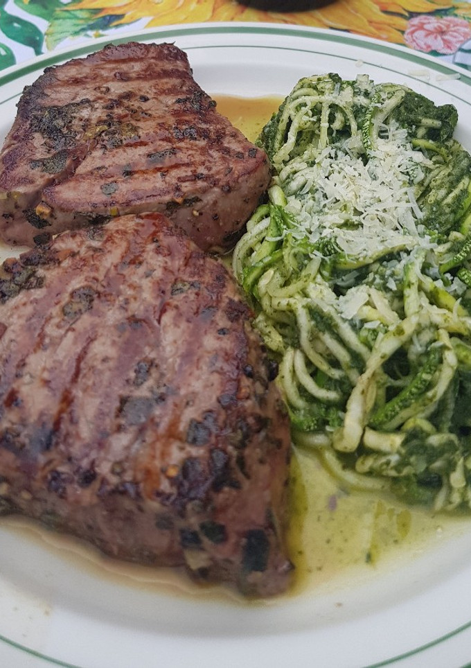 Una foto de Filete de res sazonado con orégano y limón