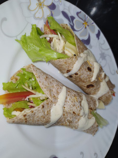 Una foto de Tortillas integrales con pollo y verduras