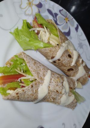 Una foto de Tortillas integrales con pollo y verduras