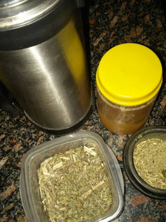 Una foto de Mate de miel e hierbas para la garganta