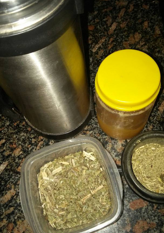Una foto de Mate de miel e hierbas para la garganta