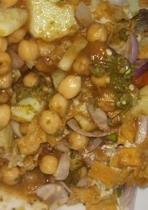 A picture of Kathiawari chana chat.