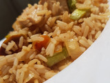 Arroz con pollo y verduras salteadas