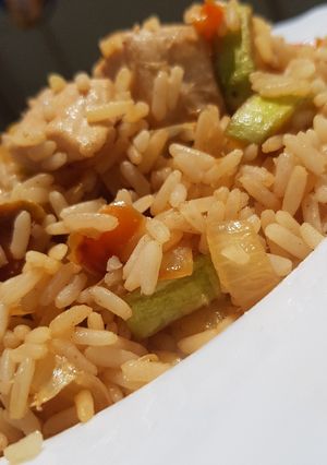 Una foto de Arroz con pollo y verduras salteadas