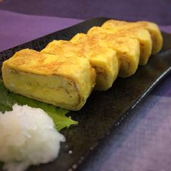 A picture of Dashimaki Tamago (Japanese rolled omelete).