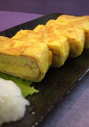 A picture of Dashimaki Tamago (Japanese rolled omelete).
