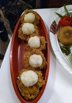 A picture of Vermicelli nest with coconut egg.