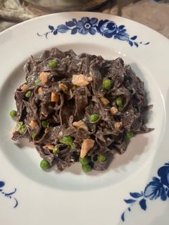 Foto di Tagliatelle cioccolato al salmone e piselli