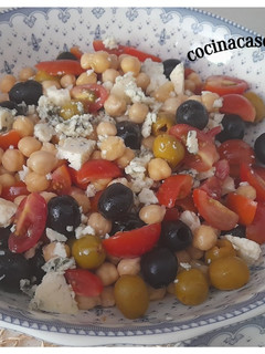 Una foto de Ensalada de garbanzos con aceitunas