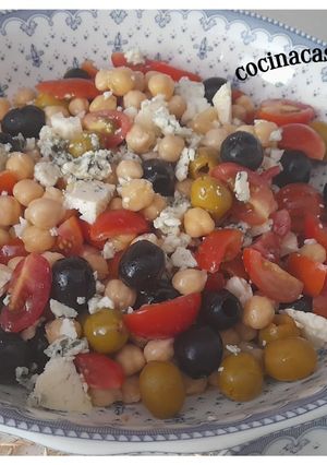 Una foto de Ensalada de garbanzos con aceitunas