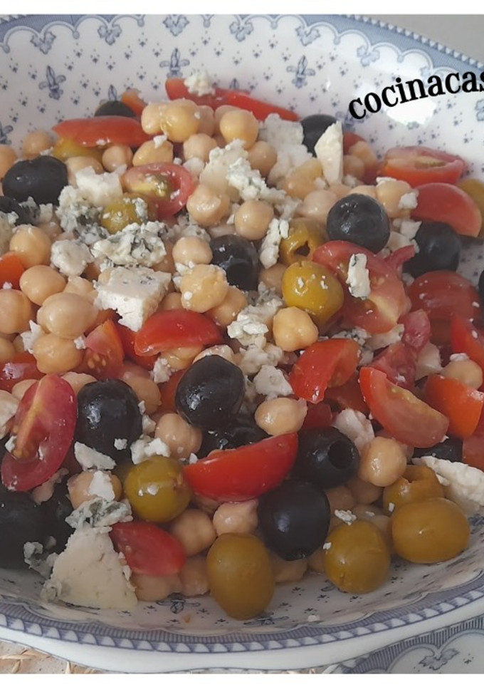Una foto de Ensalada de garbanzos con aceitunas