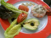 Una foto de ensalada de camaron con mayonesa