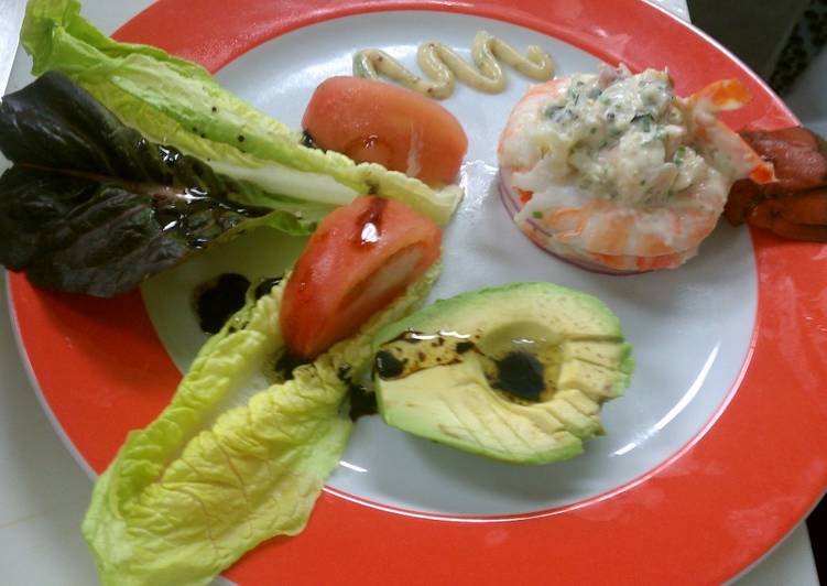 Camarón rellenó en ensalada de langosta