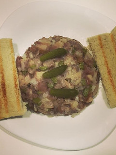 Una foto de Tartar de salmón y atún ahumado