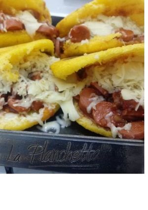 Una foto de Arepas de Polenta rellenas de salchichas  y queso a La Planchetta