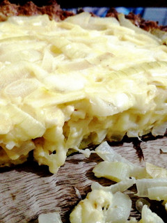 Una foto de Tarta de cebolla y queso con masa integral 🌰🧀