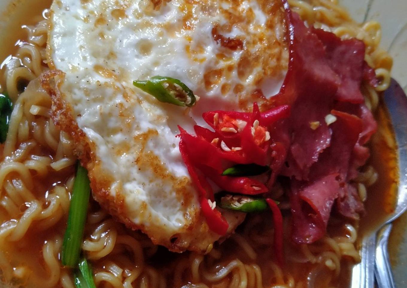 Masak mie instan goreng kuah istimewa (Mie goreng nyemek)