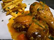 Una foto de pollo a la cerveza
