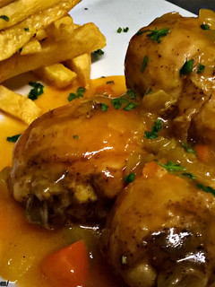 Una foto de Muslitos de pollo guisados a la cerveza