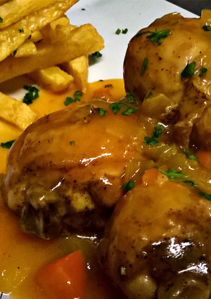 Una foto de Muslitos de pollo guisados a la cerveza