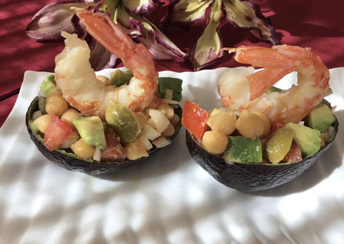 Ensalada de garbanzos, aguacate y langostinos