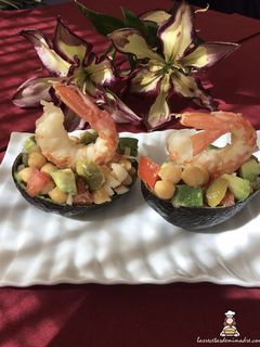 Una foto de Ensalada de garbanzos, aguacate y langostinos