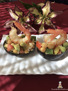 Una foto de Ensalada de garbanzos, aguacate y langostinos