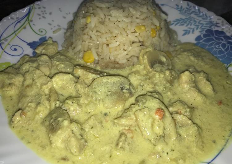 ستروغونوف الدجاج مع الأرز بالذرة