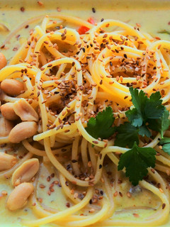 Una foto de Espaguetis con curry verde