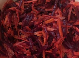 Una foto de Ensalada de betabel y zanahoria