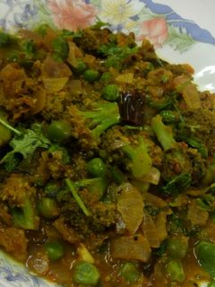 हेल्दी ब्रोकली और मटर करी (Healthy Broccoli aur Matar curry recipe in Hindi) रेसिपी मुख्य फोटो