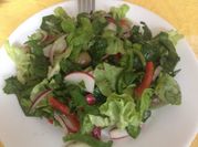 Una foto de ensalada de rabanitos y espinaca