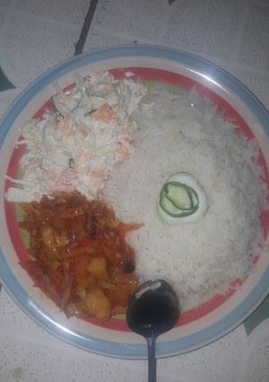A picture of Rice and stew with coleslow.