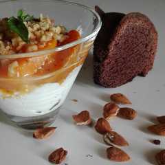 Foto di Yogurt con marmellata di pesche, mandorle e menta