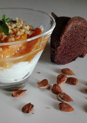 Foto di Yogurt con marmellata di pesche, mandorle e menta