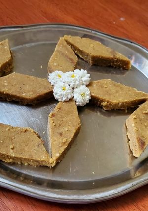 સૂખડી/ગોળપાપડી(sukhdi recipe in gujarati) રેસીપી મુખ્ય ફોટો