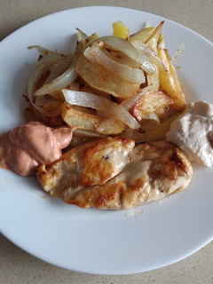 Una foto de Pechuga de pollo con patatas