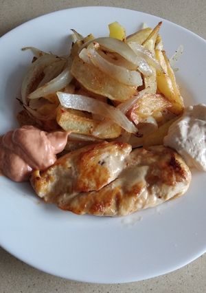 Una foto de Pechuga de pollo con patatas