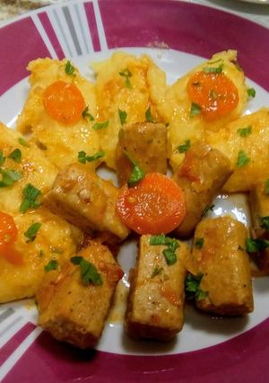 O poză a rețetei Cârnăciori de pui în sos de legume cu mămăligă.
