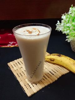 બનાના સ્મુધી (Banana Smoothie Recipe In Gujarati) રેસીપી મુખ્ય ફોટો
