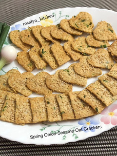 A picture of Spring Onion-Sesame-Oat Crackers.