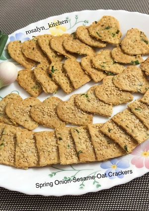 A picture of Spring Onion-Sesame-Oat Crackers.