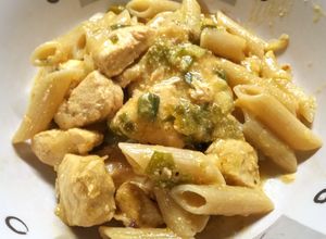 Una foto de Pasta con pollo a la crema